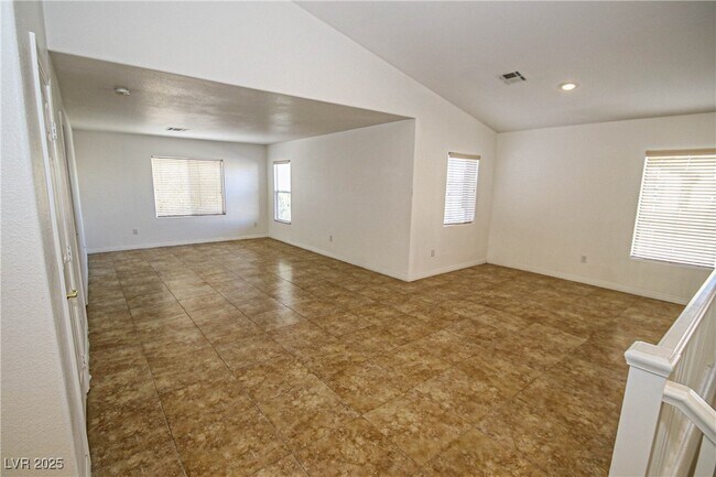Building Photo - 179 Flying Hills Ave