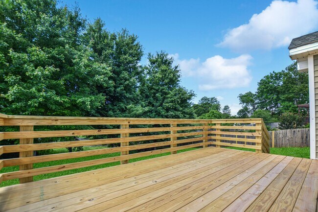 Building Photo - Pet Friendly Three Bedroom!