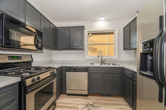 Building Photo - 605 S Raven Rd