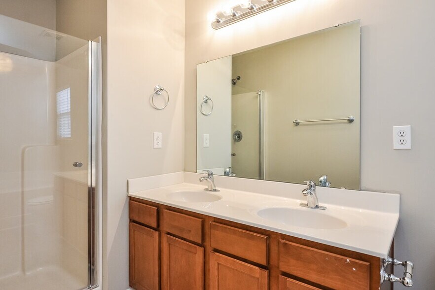Building Photo - 2707 Brownlow Ct