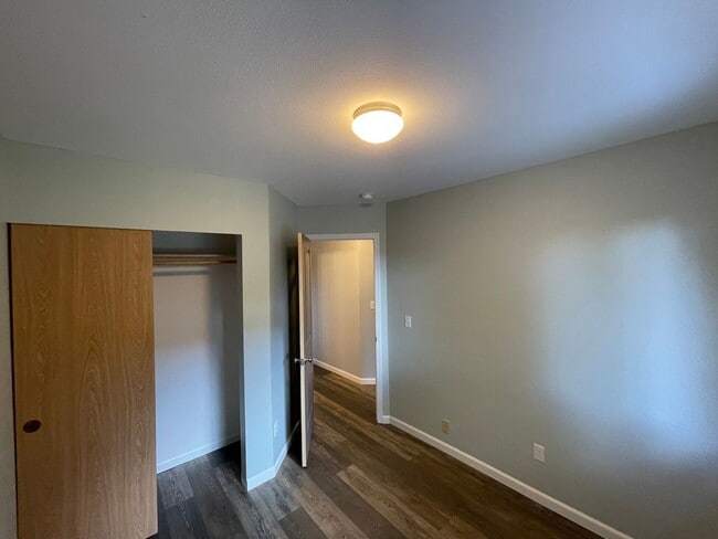 Building Photo - Charming 3 Bed/2 Bath Rambler in NE Tacoma — Cul-de-Sac Living with a Fenced Yard