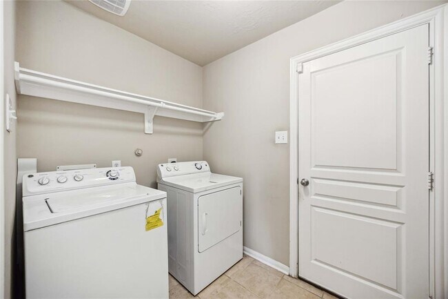 Building Photo - 6727 Wide Creek Dr