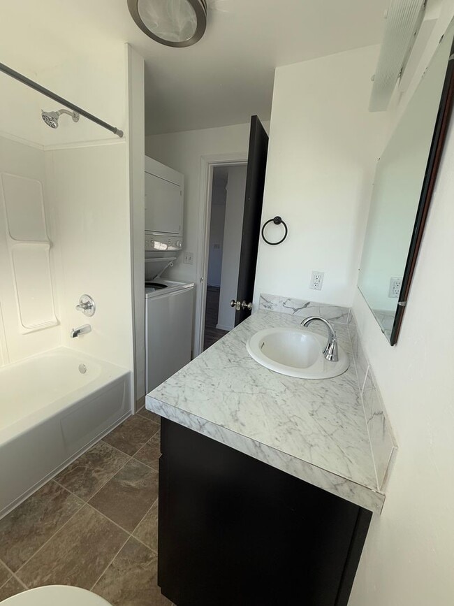 Building Photo - 1011 SE Locust St