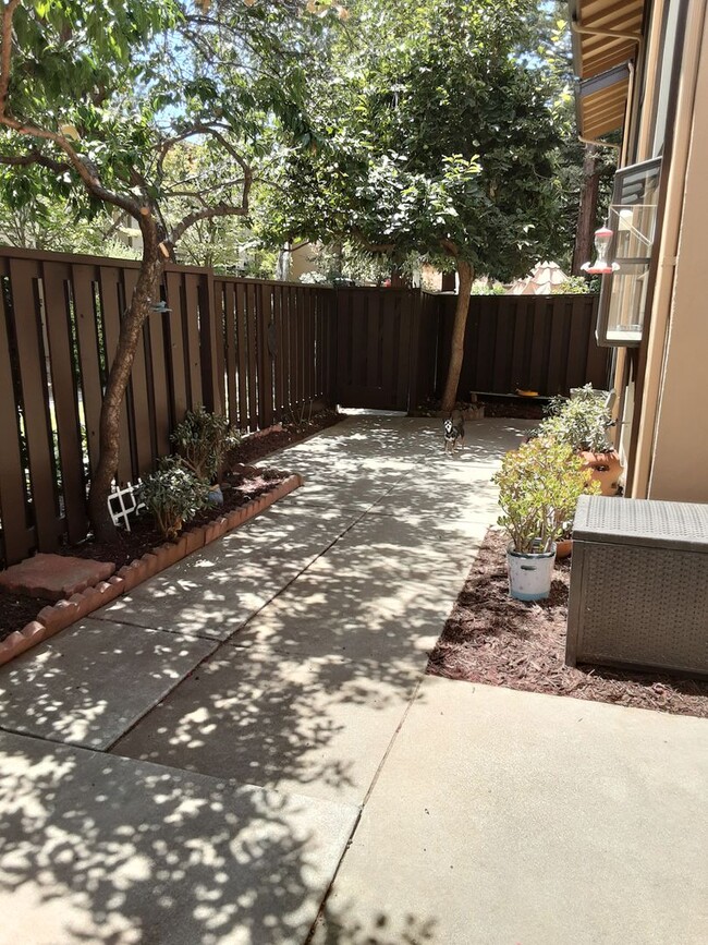 Building Photo - Big Bright 3-bedroom 2.5 bath Townhouse in...