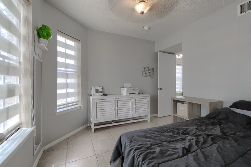 Building Photo - 9307 Chantilly Dr