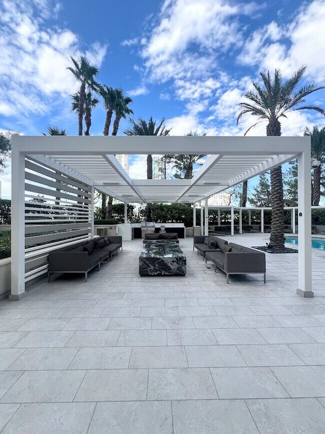 Building Photo - Turnberry Place - 2 Bedroom 2 Bath Condo