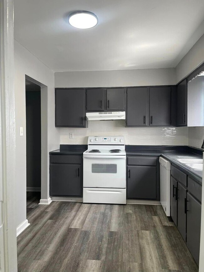 Building Photo - Remington On Rockville Living