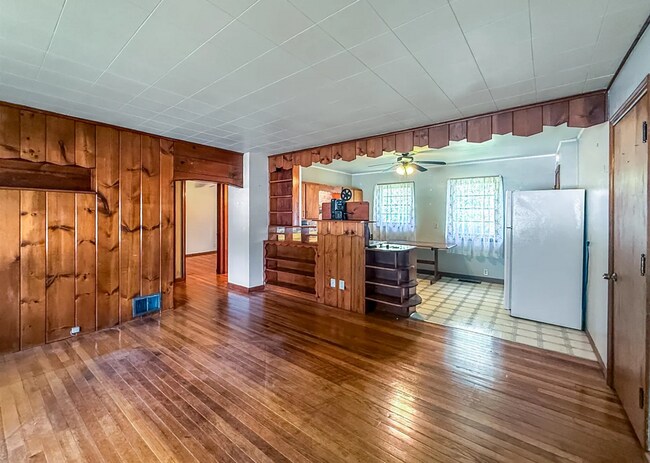 Building Photo - Charming Ranch Home With Attached Garage in Galesburg!