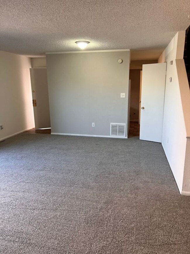 Building Photo - Spacious Three Bedroom Townhome in Westmin...