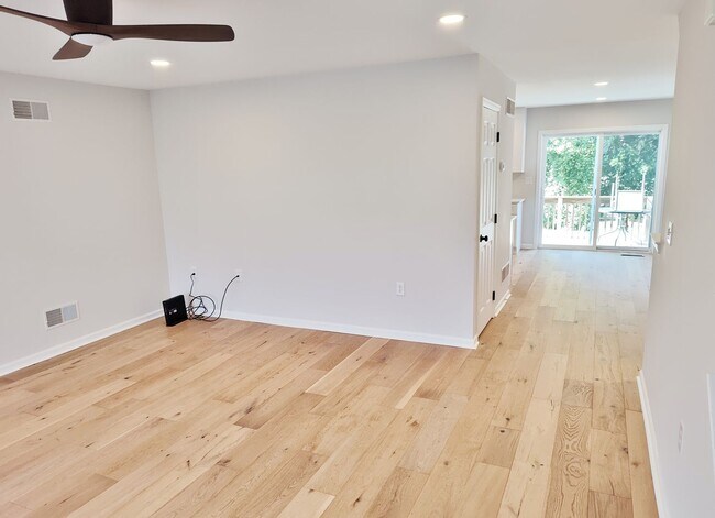 Building Photo - 3 Bed / 2-1/2 Bath Single Family Home