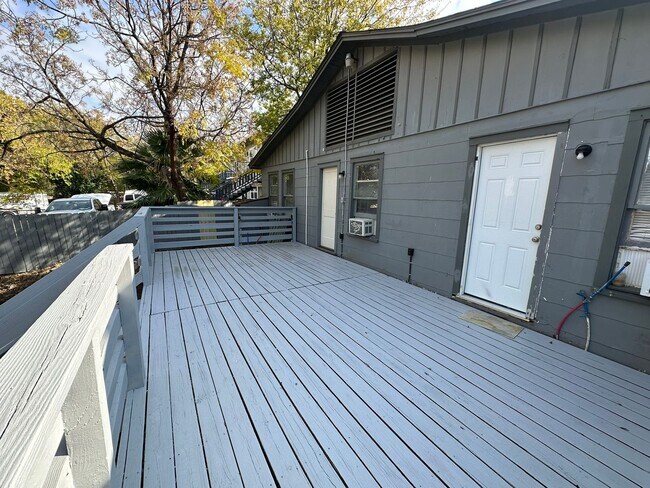 Building Photo - 2-BEDROOM DUPLEX IN MAHNCKE PARK