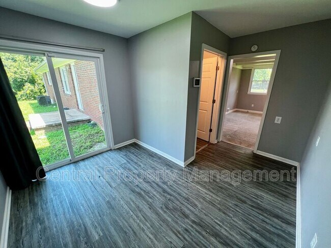 Building Photo - 104 Madison Cir