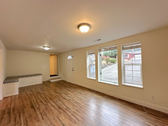 Building Photo - Updated 5 bedroom 2.5 bathroom home in Uni...