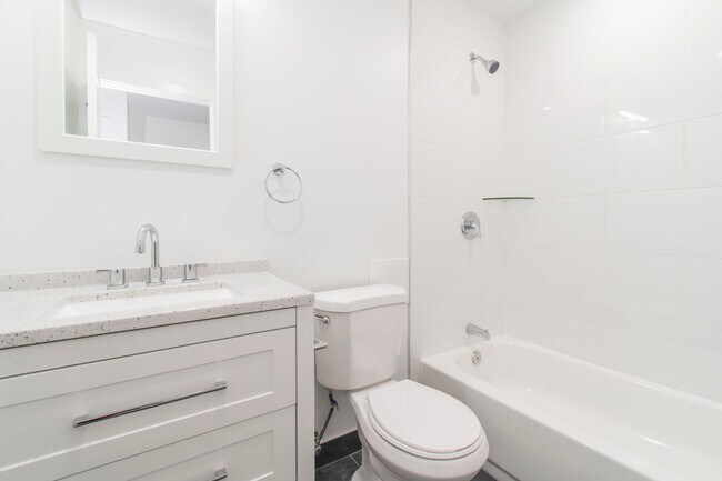 Building Photo - New! Renovated & Modern Apartment