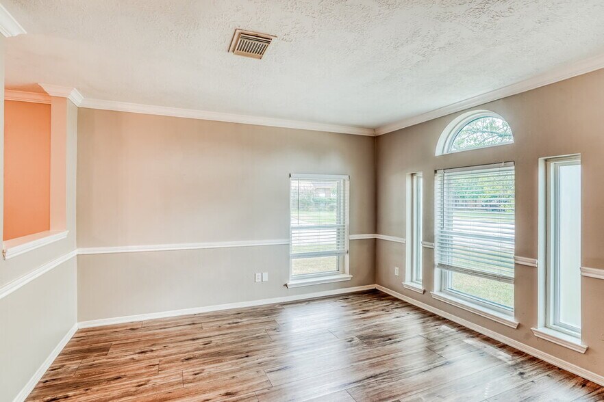 Building Photo - 302 Dunford Ct