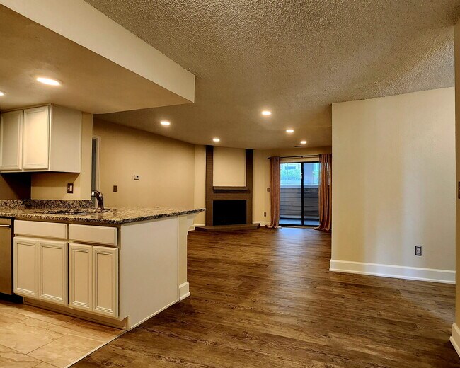 Building Photo - Beautiful Ground Floor 2 Bed 2 Bath Condo! Sunroom!