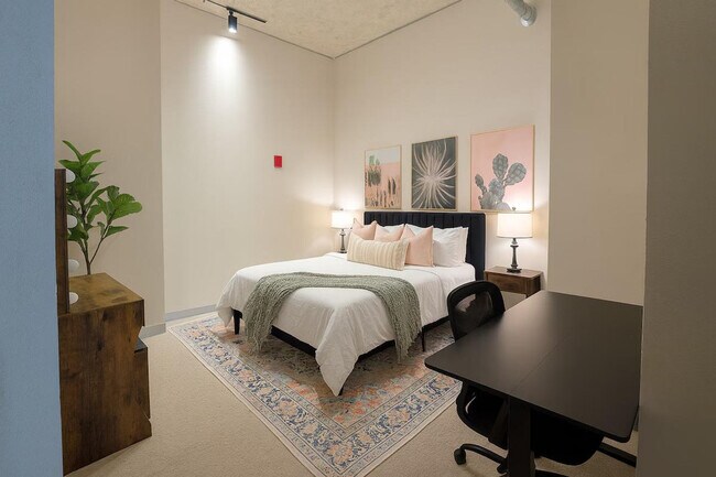 Building Photo - 301 N 7th Ave