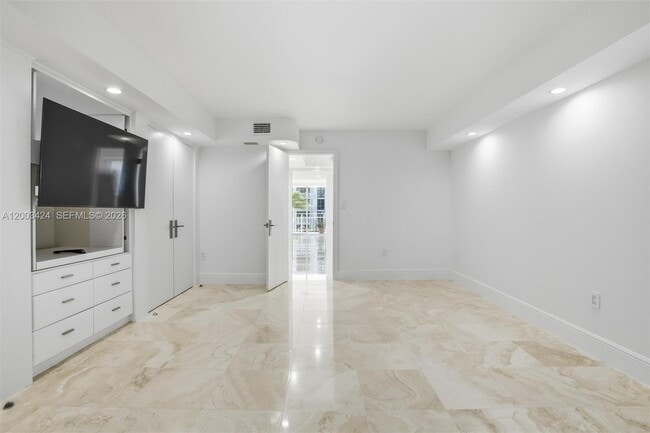 Building Photo - 600 Grapetree Dr