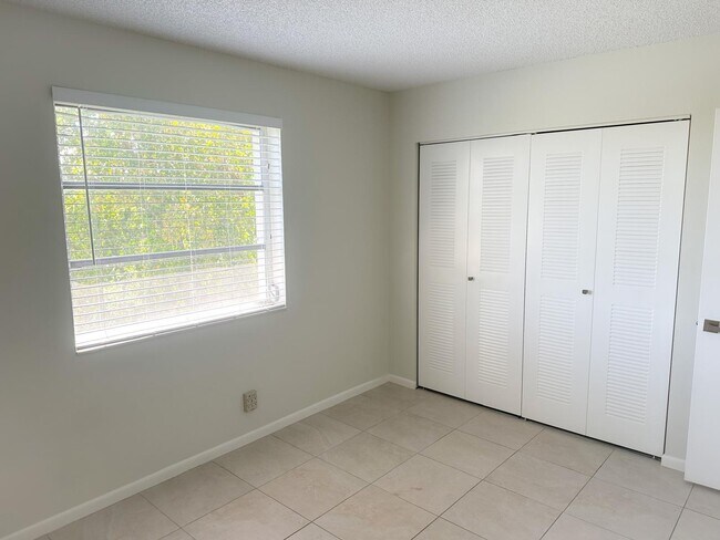 Building Photo - 2222 N Cypress Bend Dr