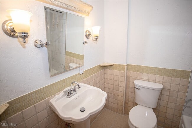 Building Photo - 483 Bank St