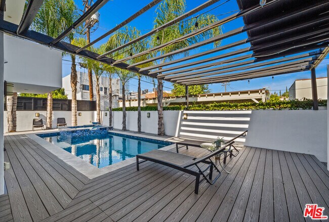 Building Photo - 355 S Sycamore Ave