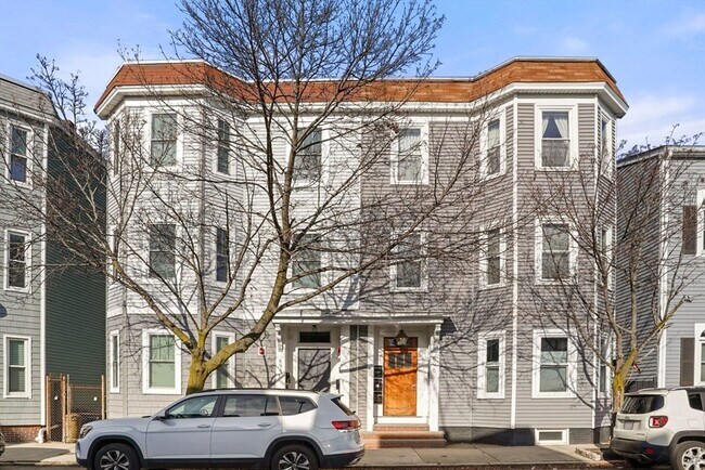 Building Photo - 596 E 2nd St