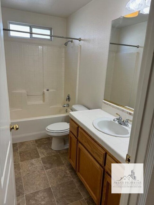 Building Photo - 3 Bedroom 2 bath in One of Fresno most desirable areas