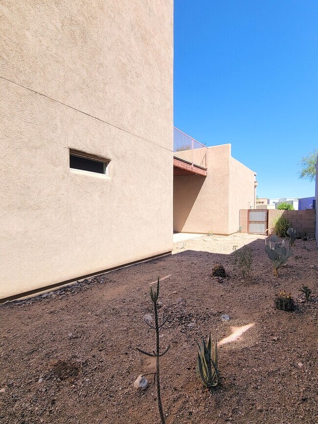 Building Photo - Pet friendly Civano home