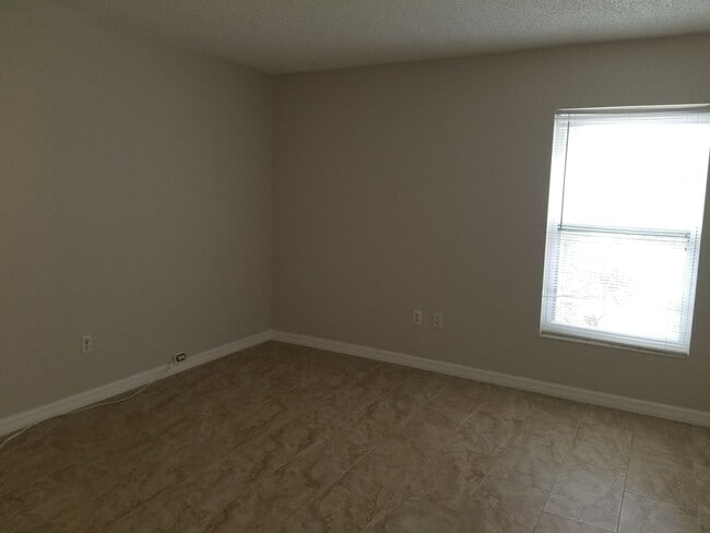Building Photo - Condo 1 bedroom 1 bath