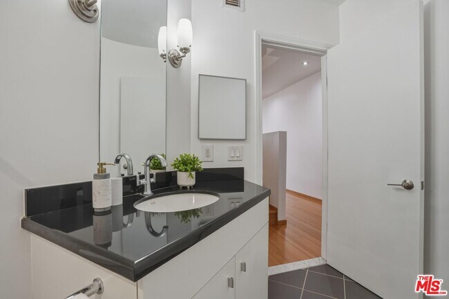 Building Photo - 1100 Wilshire Blvd