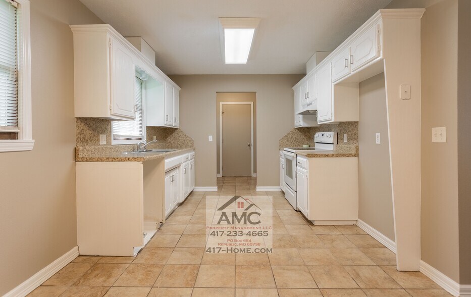 Building Photo - 1008 S Oak Ridge Dr
