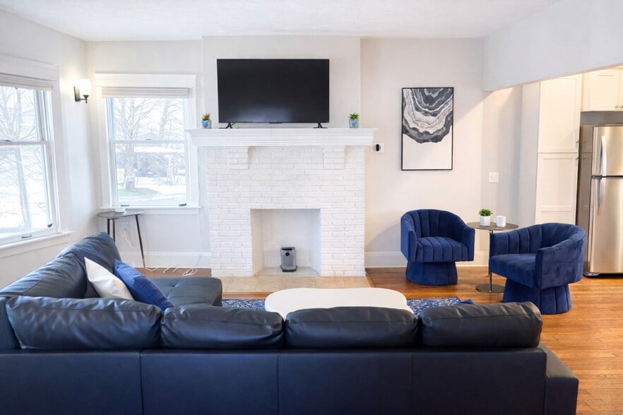 Building Photo - 1501 E 105th St