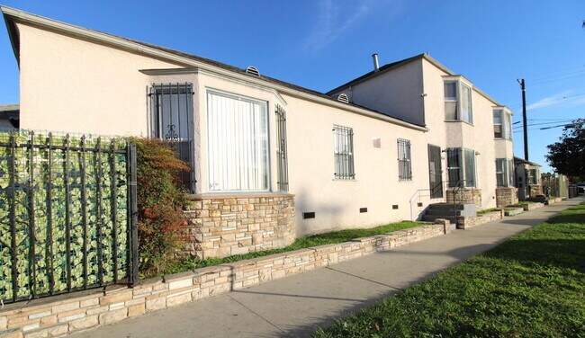 Building Photo - 2828 W Vernon Ave