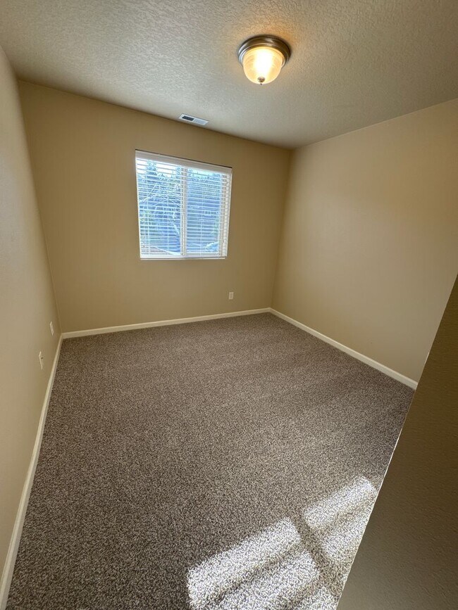 Building Photo - ? Beautiful 4-Bed, 3-Bath North Albany Hom...