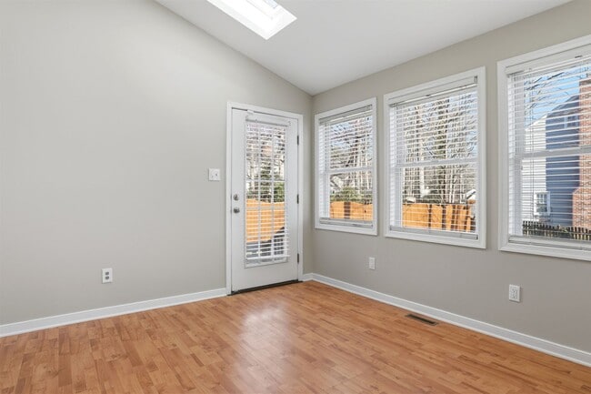 Building Photo - LOVELY 4 BEDROOM HOME IN MONACAN HILLS