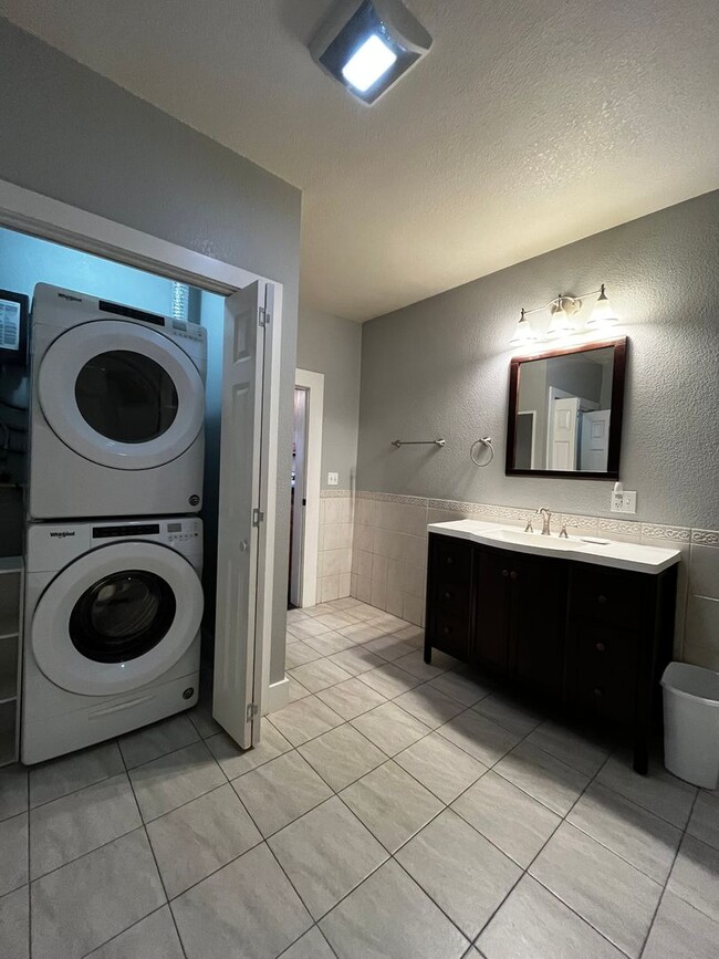 Building Photo - 2 Bedroom, 1 Bath house located in Wallace...