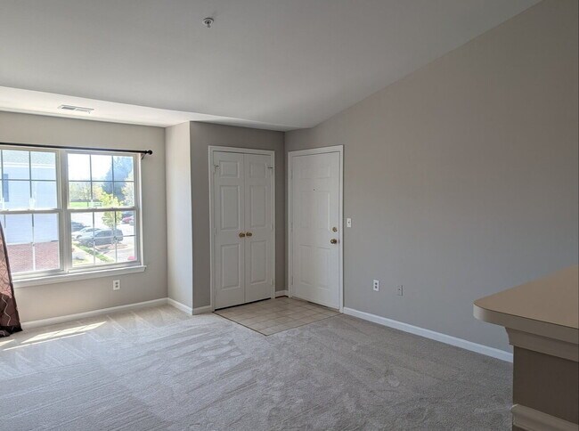 Building Photo - Bright Townhome Living in Convenient Leesburg Location