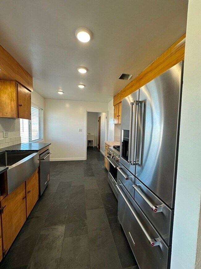 Building Photo - Updated home in Henley School District