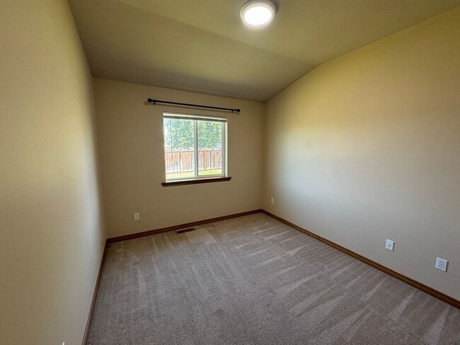 Building Photo - 4 Bedroom, 2 Bath House! Available to Rese...