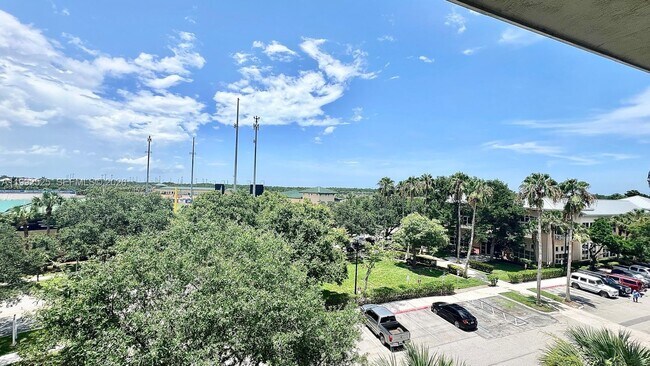 Building Photo - 1203 Town Center Dr