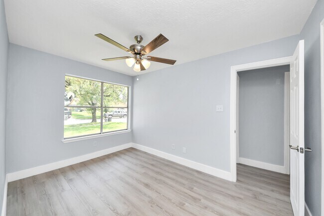 Building Photo - 10171 NW Park Dr