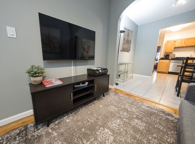 Building Photo - 301 E 104th St