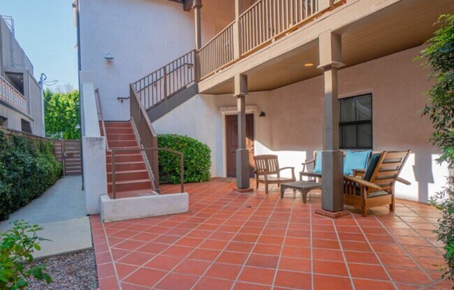 Building Photo - 3 Bedroom 2 Bathroom Apartment