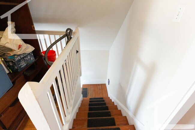 Building Photo - Really nice 4 bed in Allston.....Don't miss out!!