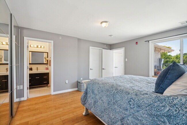 Building Photo - 3863 Terrace St