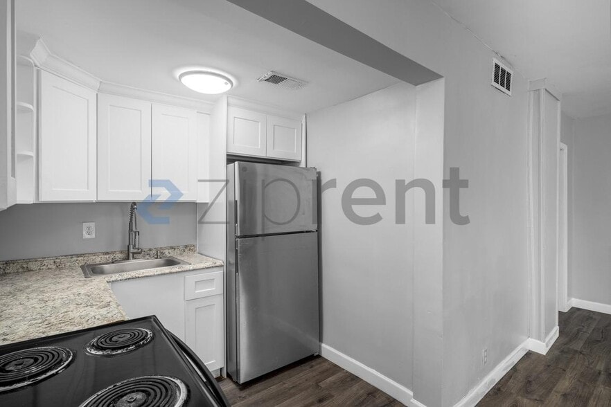 Building Photo - 633 Spring St