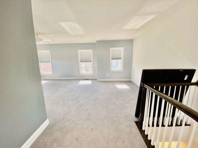 Building Photo - SIENA Place/PACKER PARK CORNER 4 Bedroom/2...