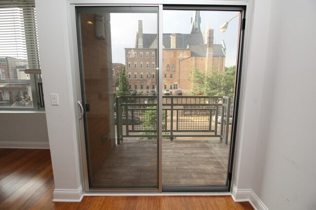 Building Photo - 1609 W Warren Blvd