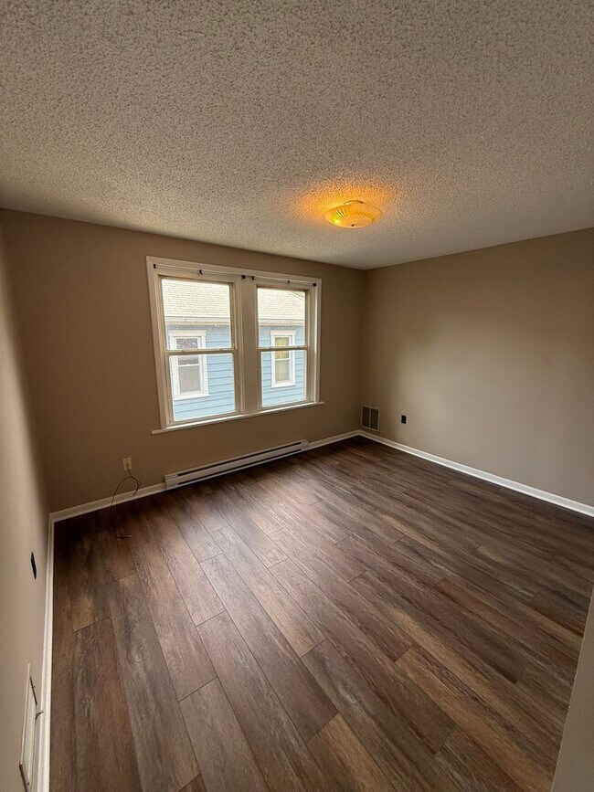 Building Photo - 836 Dewey Ave