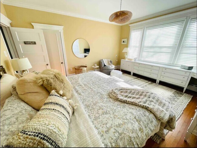 Building Photo - 1 S Bartram Ave